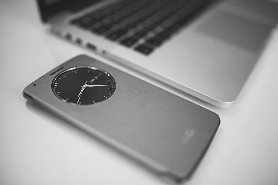 black Android smartphone reading 8:18, macbook, laptop, computer HD wallpaper