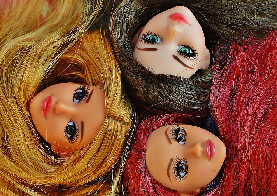close-up photo of three girl dolls, girlfriends, friendship, clique