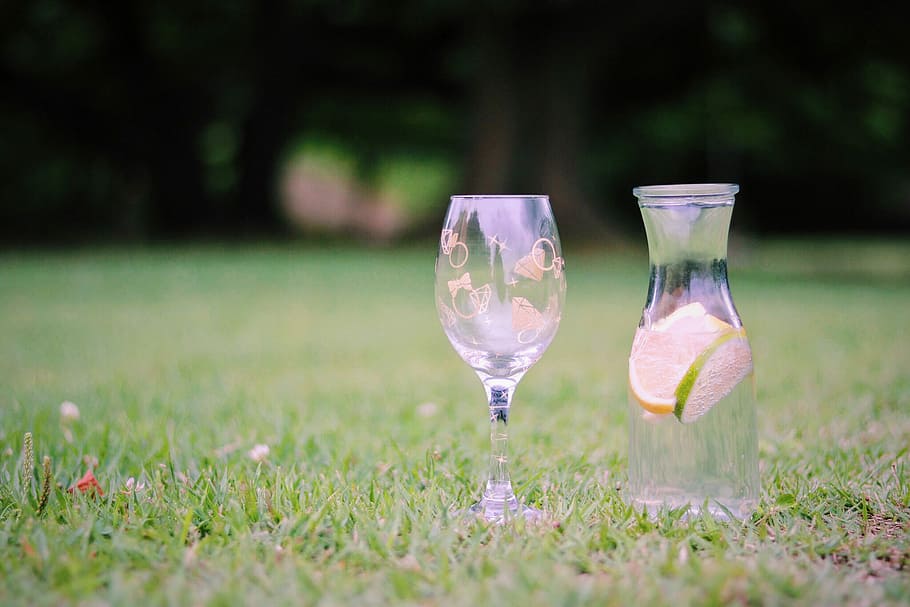 Clear ft. Бокалы на траве. Чистые бокалы. Чистые бокалы вазы. Полые стаканы.
