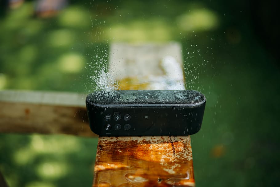 Listen to the water, black of black portable Bluetooth speaker HD wallpaper