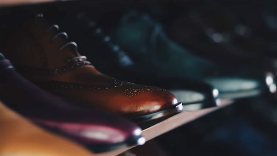 unpaired shoe lot, selective focus of brown shoe, boot, leather HD wallpaper