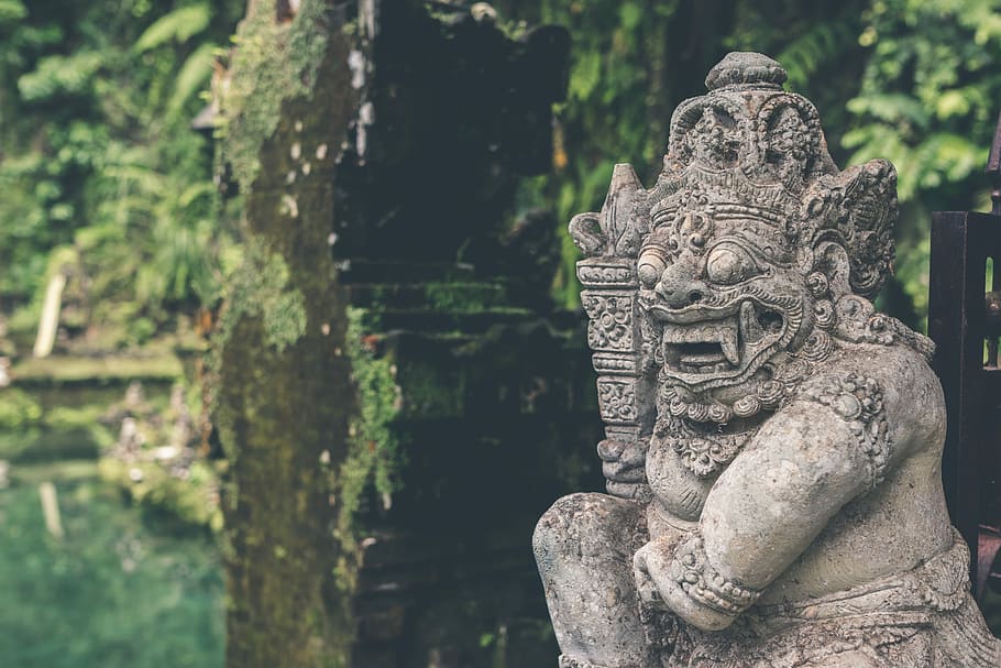 Hindu stone statue in the balinese temple, statuete near body of water HD wallpaper