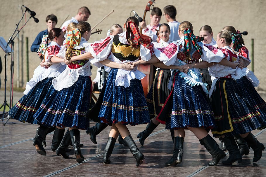 girls holding dance forming circle while dancing, Folklore HD wallpaper