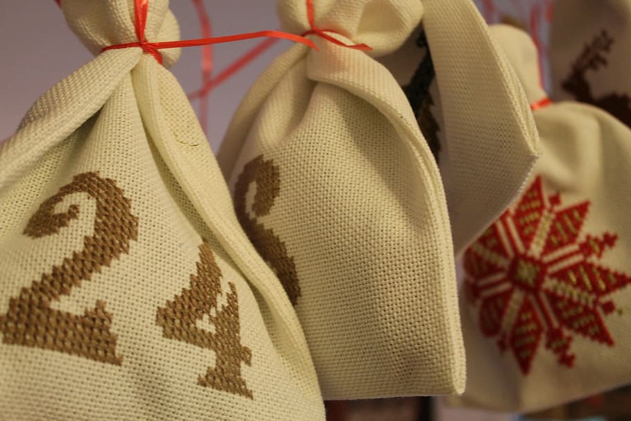 beige fabric bags, advent calendar, wait, packed, gifts, surprise HD wallpaper