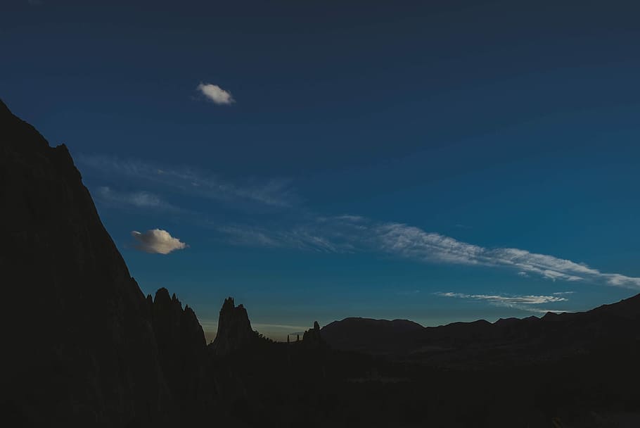 Garden of the Gods, Colorado, mountains under blue sky, clouds HD wallpaper