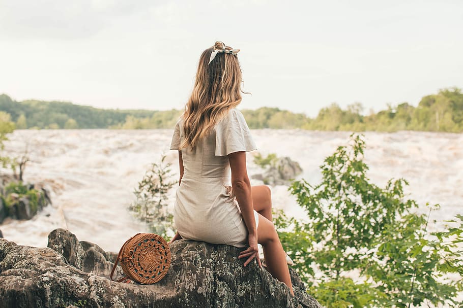 woman sitting on rock beside body of water, photo of woman sitting on rock near body of water, HD wallpaper