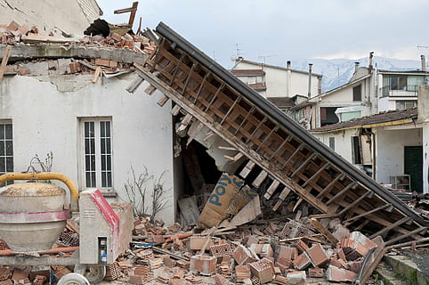 wrecked concrete house, earthquake, rubble, collapse, disaster HD wallpaper