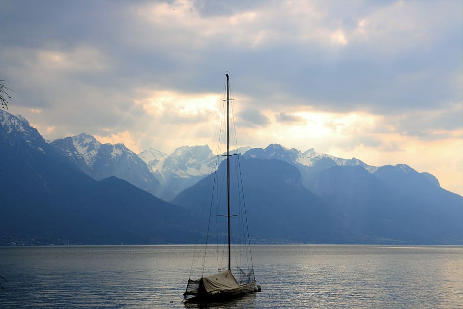Perfect home, brown and white boat, mast, lake, mountain, sail HD wallpaper