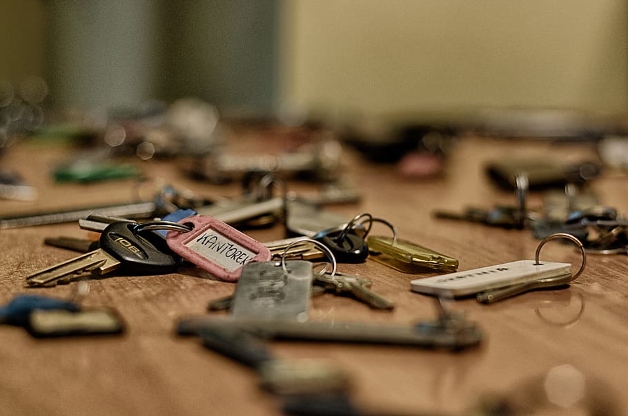 Pink and White Key Chain, key chains, keys, macro, table, selective focus HD wallpaper