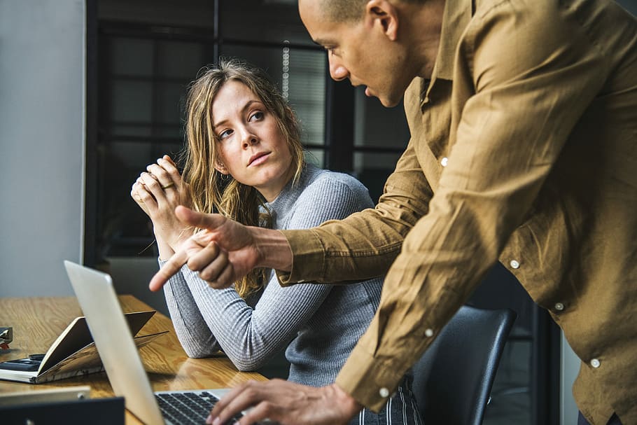 woman talking to man infront of laptop, teamwork, two, network HD wallpaper
