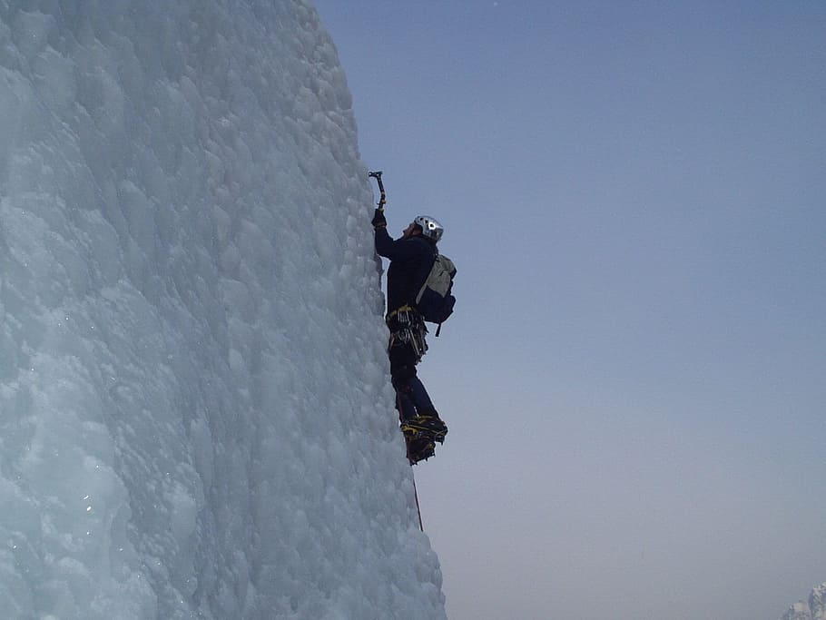 man climbing a snow covered mountain, ice climbing, alpinism, HD wallpaper