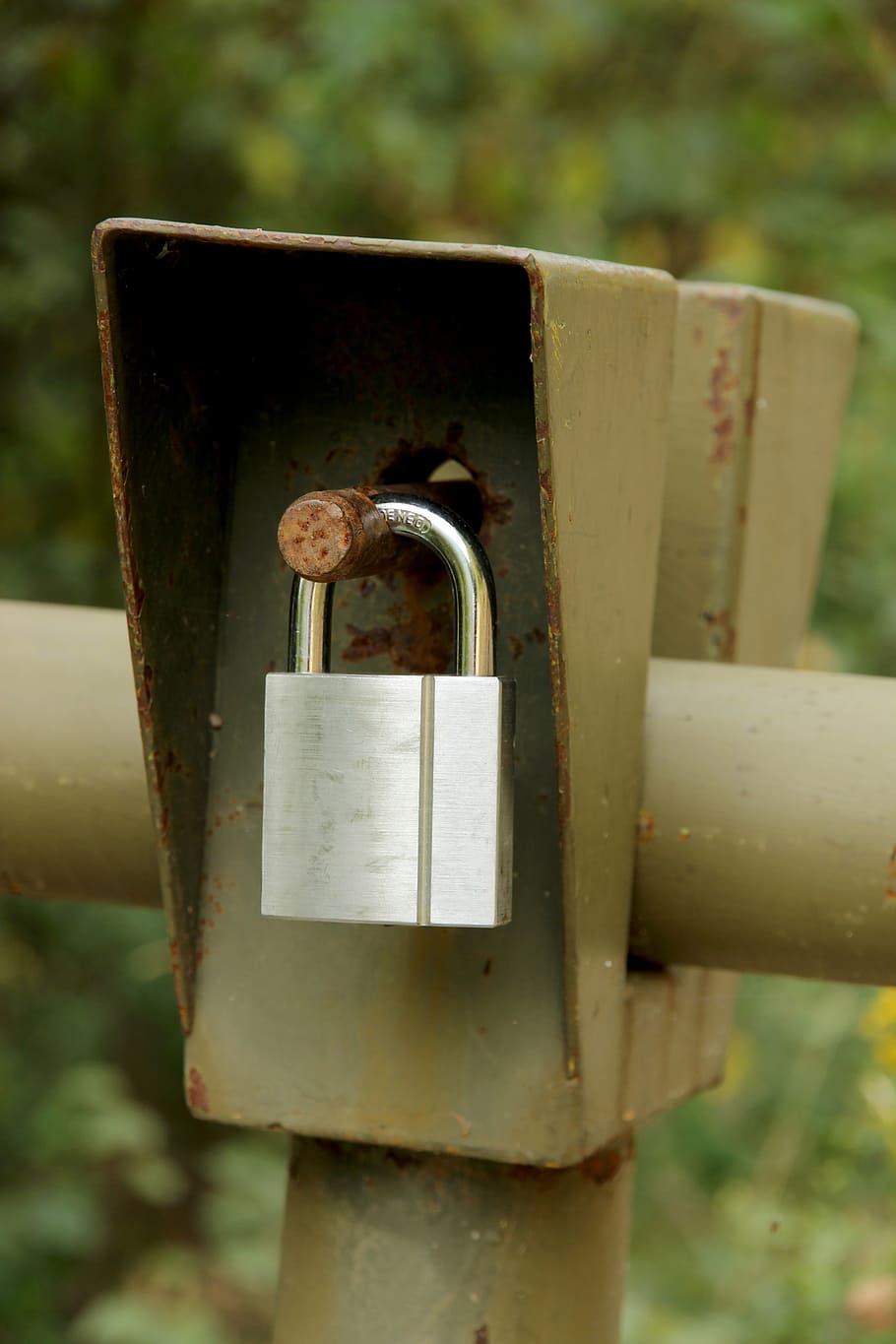 castle, closed, padlock, to, barrier, metal, focus on foreground HD wallpaper