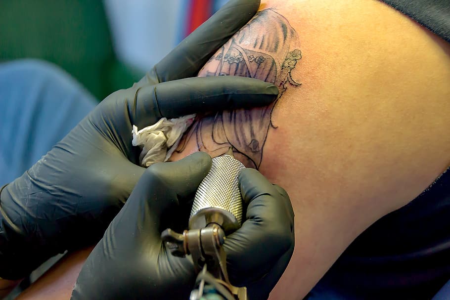 person drawing tattoo, Tattoo Artist, Body, body drawing, upper arm