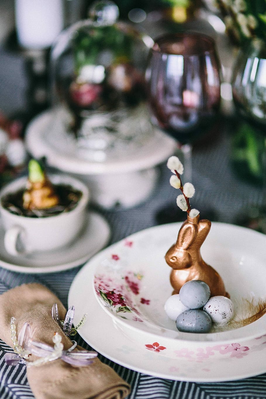 Round dinner table decorated with easter motifs, grey, holidays HD wallpaper
