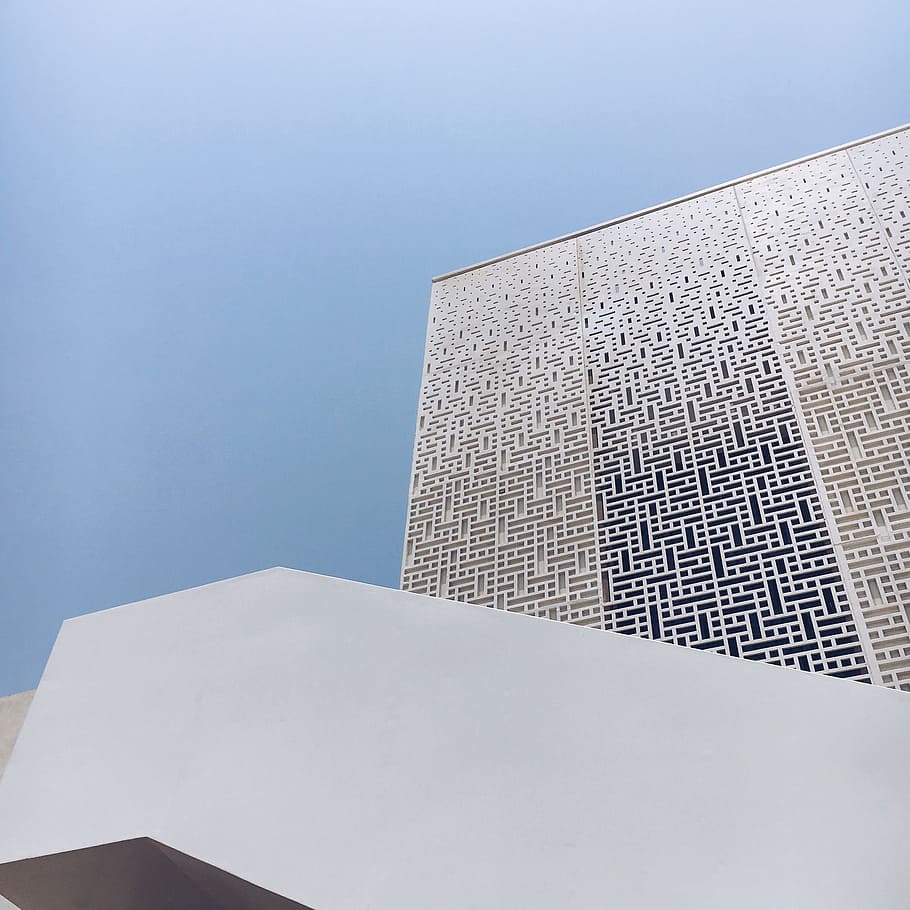 white building facade, low-angle photography of grey concrete building under clear blue sky HD wallpaper