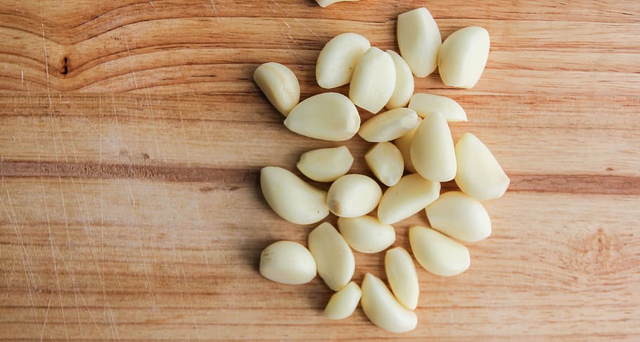 garlic lot on brown surface, fragrant, herb, food, wood - Material HD wallpaper