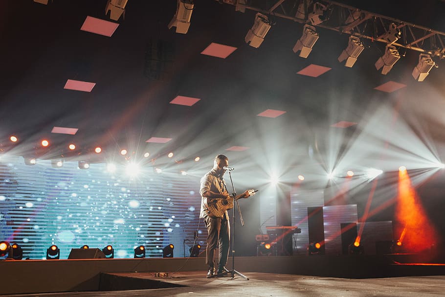man standing on stage playing guitar, man playing guitar, show HD wallpaper