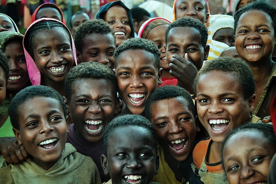 smiling children gathering taken during daytime, group of children smiling at daytime, HD wallpaper