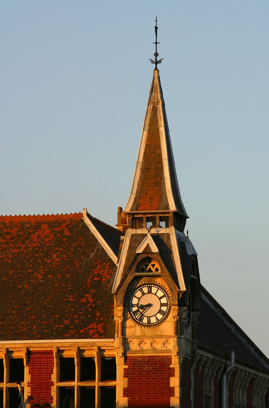 clock, tower, time, evening, sunset, glow, sunlight, building HD wallpaper