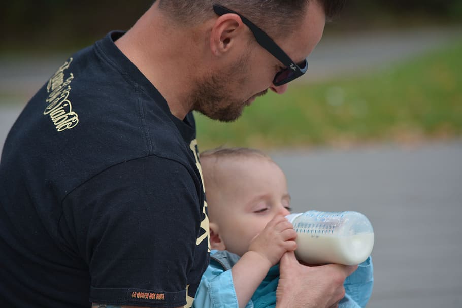 baby feeding milk by man, emotions, father, son, christopher street day, HD wallpaper