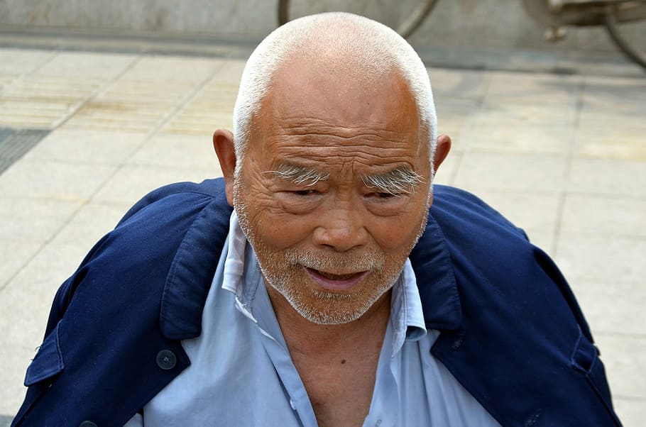 man taking selfie, people, elderly, old, chinese, senior, senior citizen HD wallpaper