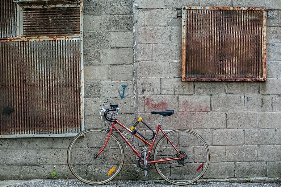 red and black drop-handled road bike leaning on gray concrete wall during daytime, bicycle lean on wall, HD wallpaper