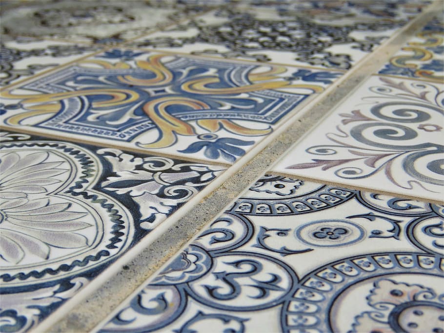 close up photo of white and blue floral tiles, mosaic, pattern HD wallpaper