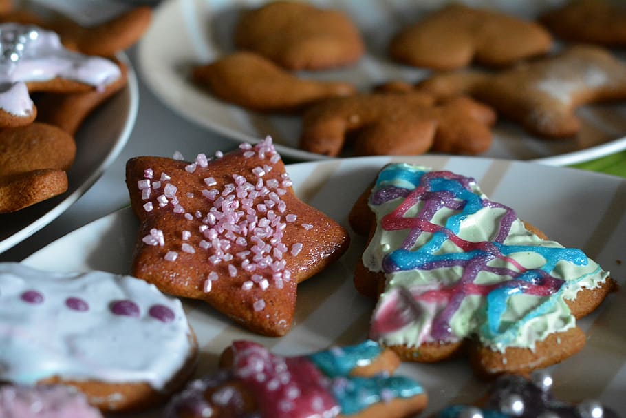 cookies served on plate, gingerbread, burning, decorating, frosting HD wallpaper