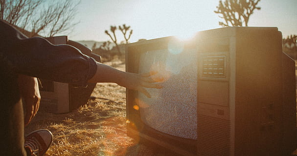 person touching CRT TV screen, person touching vintage gray TV at daytime HD wallpaper