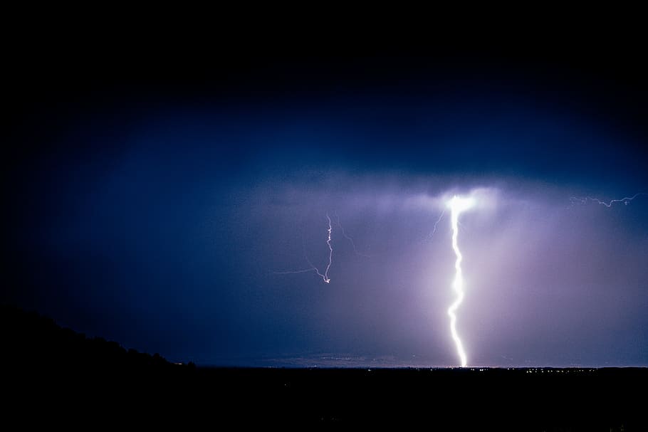 photo of lightning strike, lightning strike on body of water HD wallpaper