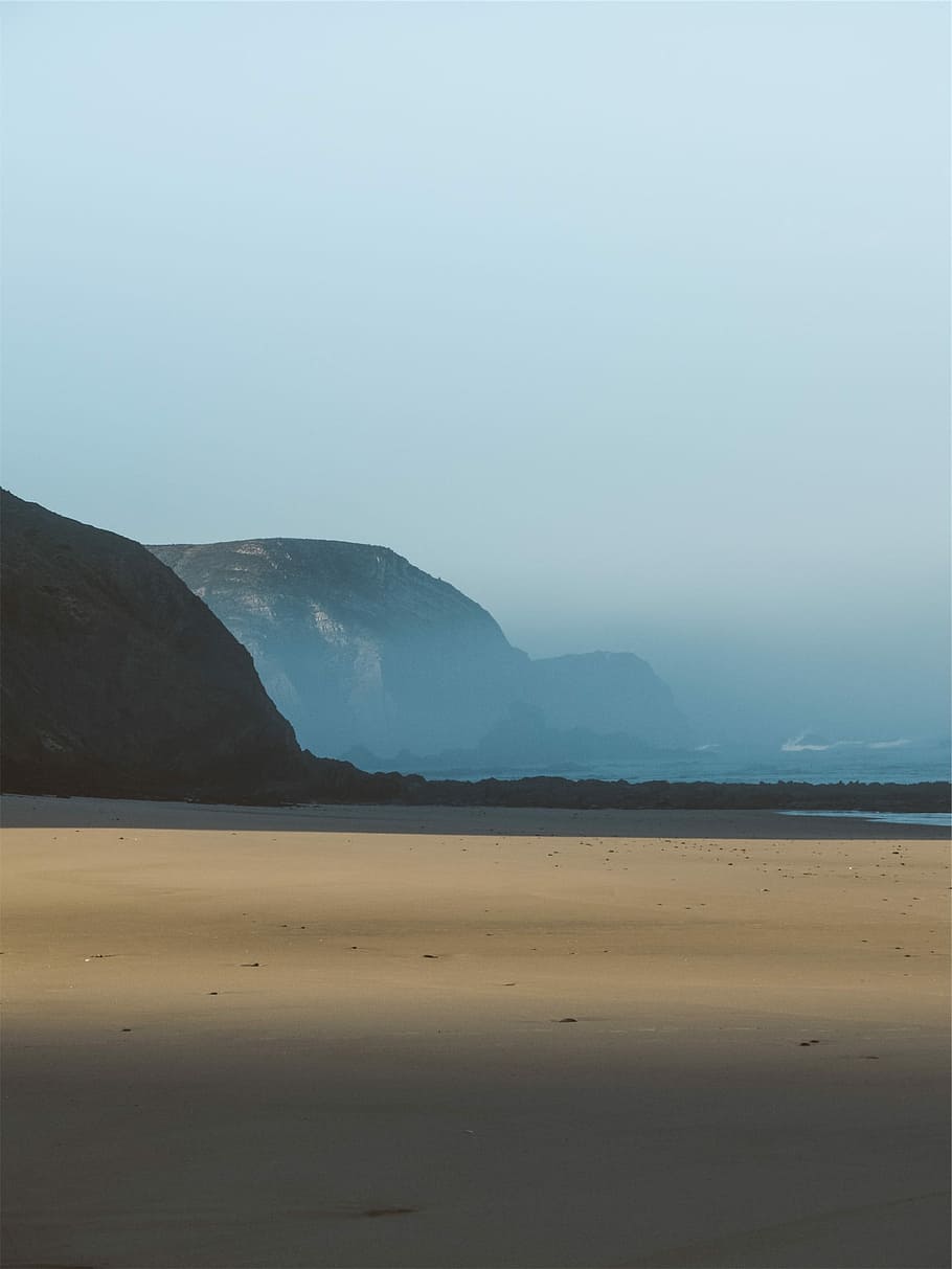 brown sand near gray mountain during daytime, beach, blue, haze HD wallpaper