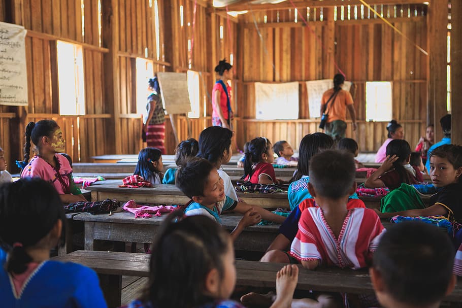 group of toddlers on the school with teacher teaching, children sitting on brown wooden chair HD wallpaper
