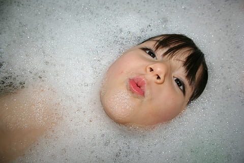 child taking bath with bubbles, foam, soap, bathtub, washing HD wallpaper