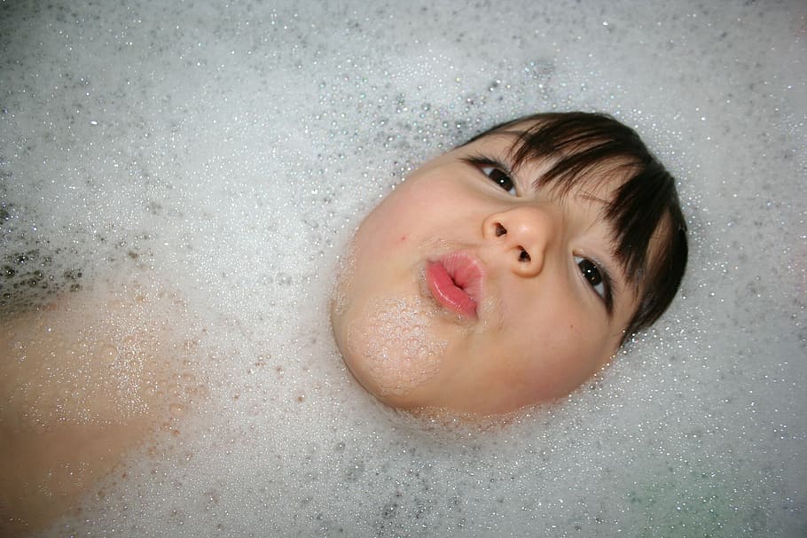 child taking bath with bubbles, foam, soap, bathtub, washing HD wallpaper