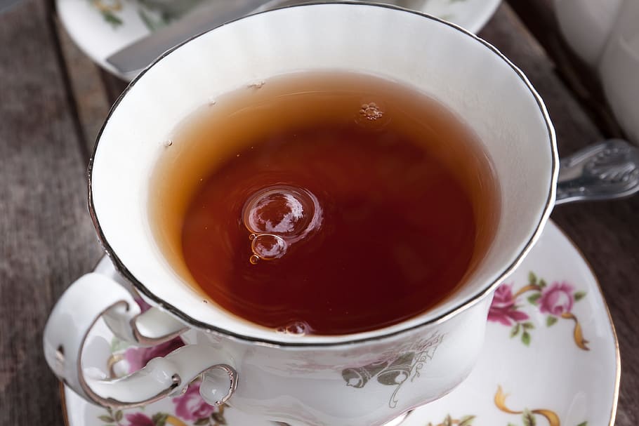 white ceramic teacup filled with brown liquid, Tee, Service HD wallpaper