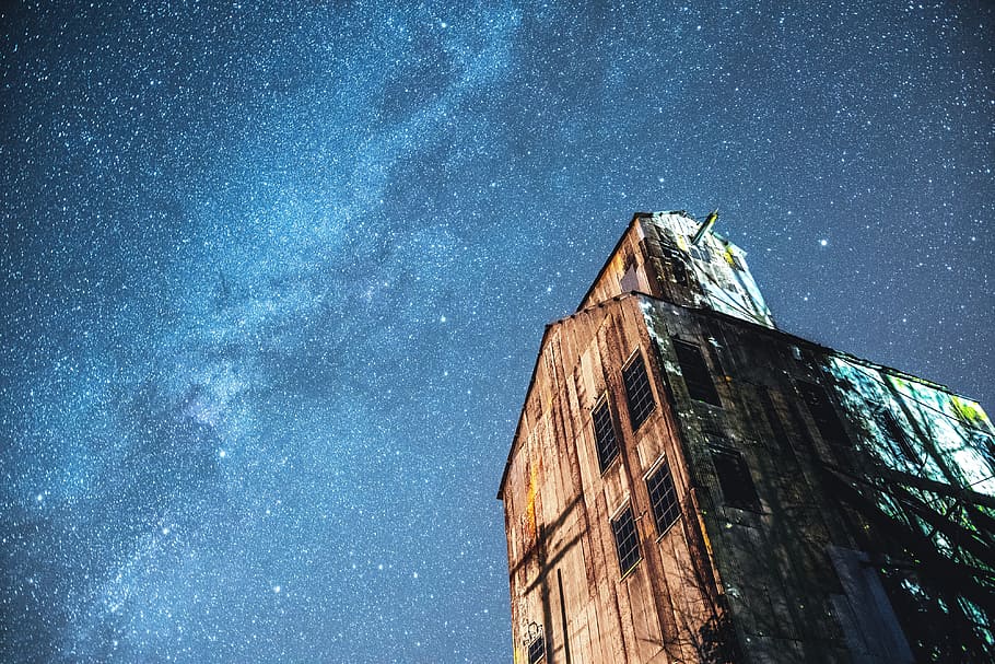 Building and stars in the night sky, nature, natural, blue, dark HD wallpaper