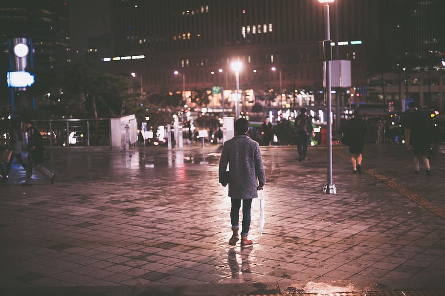 man walking in the middle of the street, cbd, work, night view, HD wallpaper