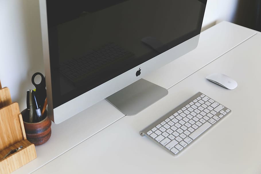 photo of iMac aluminum unibody near magic keyboard and Apple Magic Mouse HD wallpaper