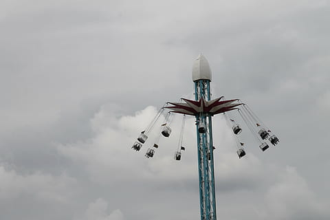 red and blue swing ride under cloudy sky, green, white, amusement HD wallpaper