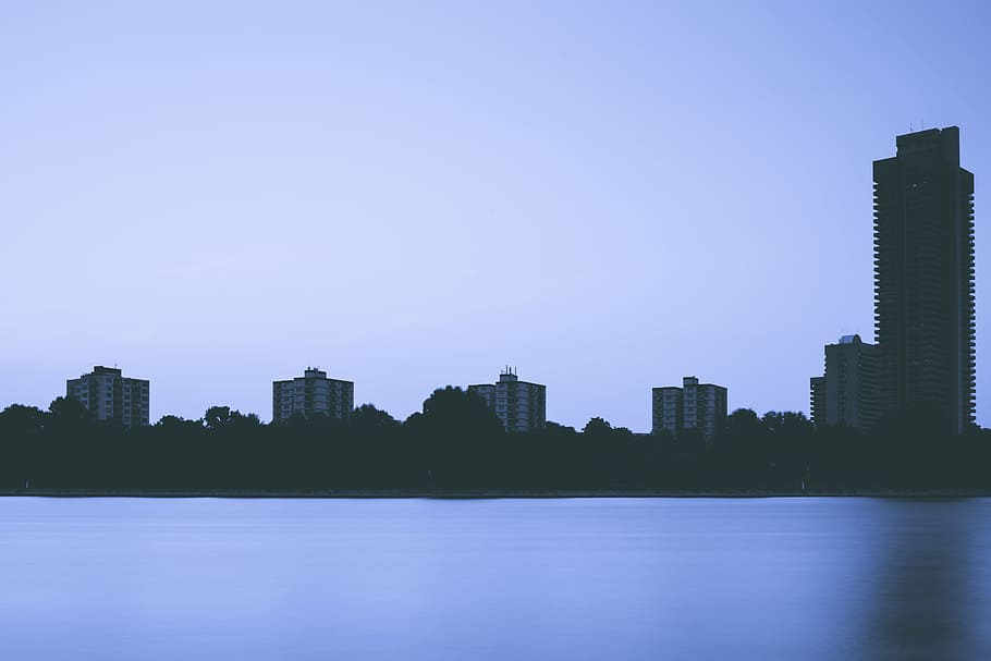 silhouette of city during daytime, silhouette photo of high rise building near body of water HD wallpaper