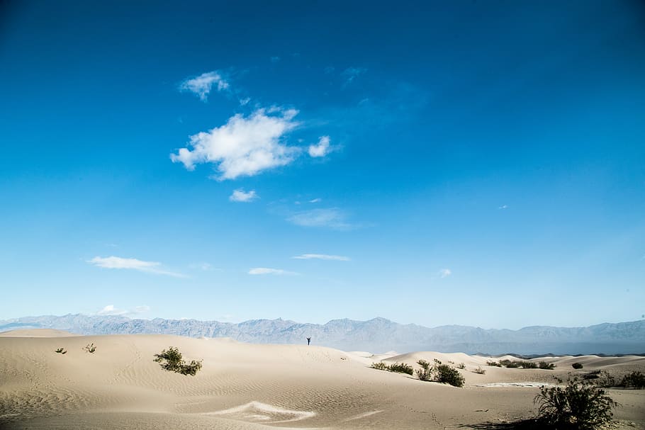 desert under blue sky and white clouds at daytime, brown sand under blue sky HD wallpaper