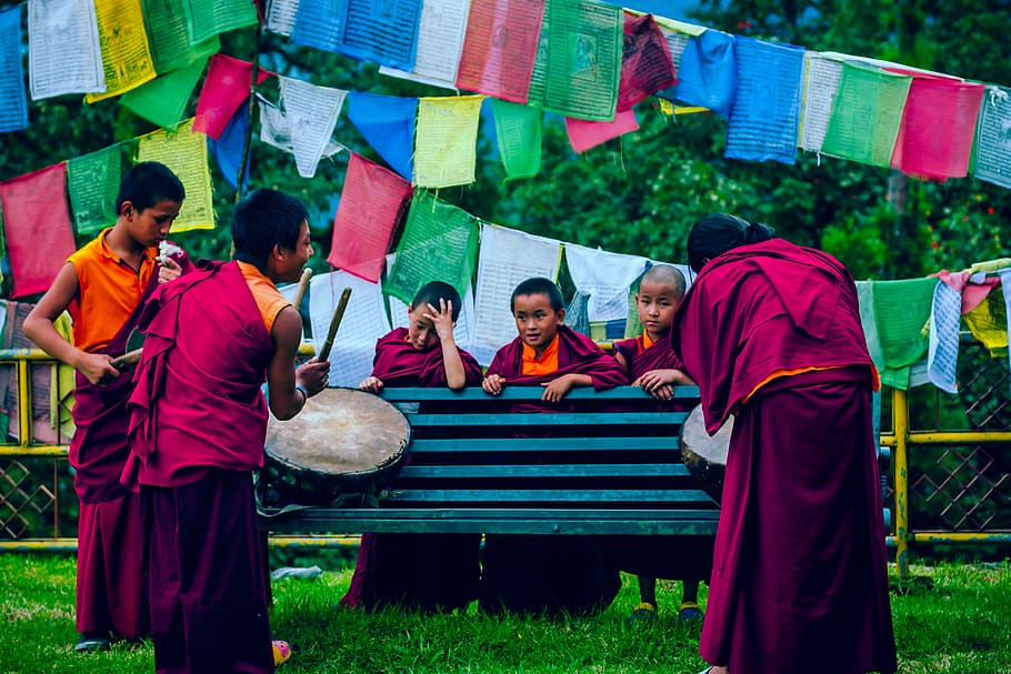 monk, children's playing drums facing on bench, seat, green, purple HD wallpaper