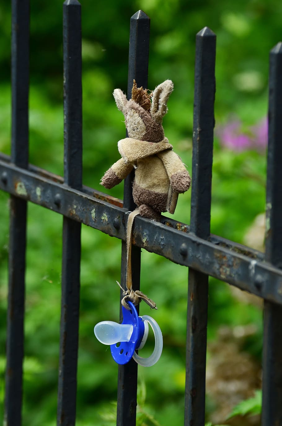 Pacifier, Toys, Lost, Forget, Missing, search, to find, fence HD wallpaper