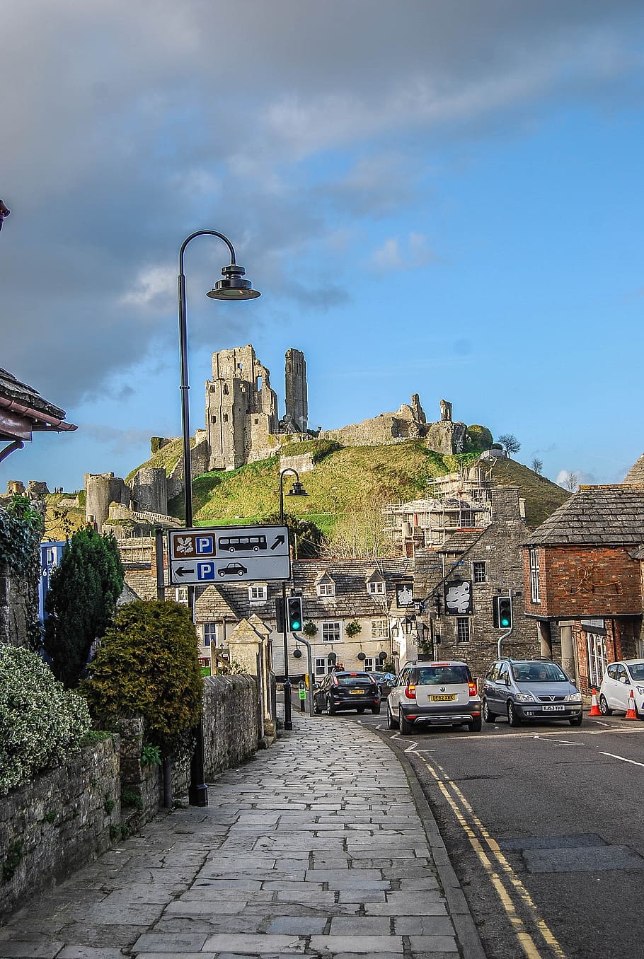 corfe castle, england, sky and clouds, street, buildings, cars, HD wallpaper