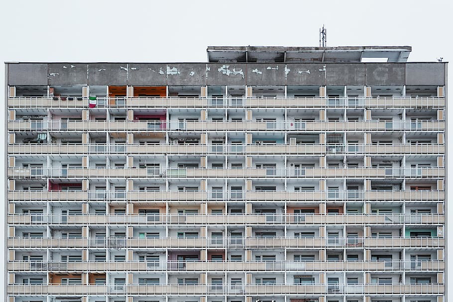 High-Rise in Dresden, brown and black concrete building during daytime HD wallpaper