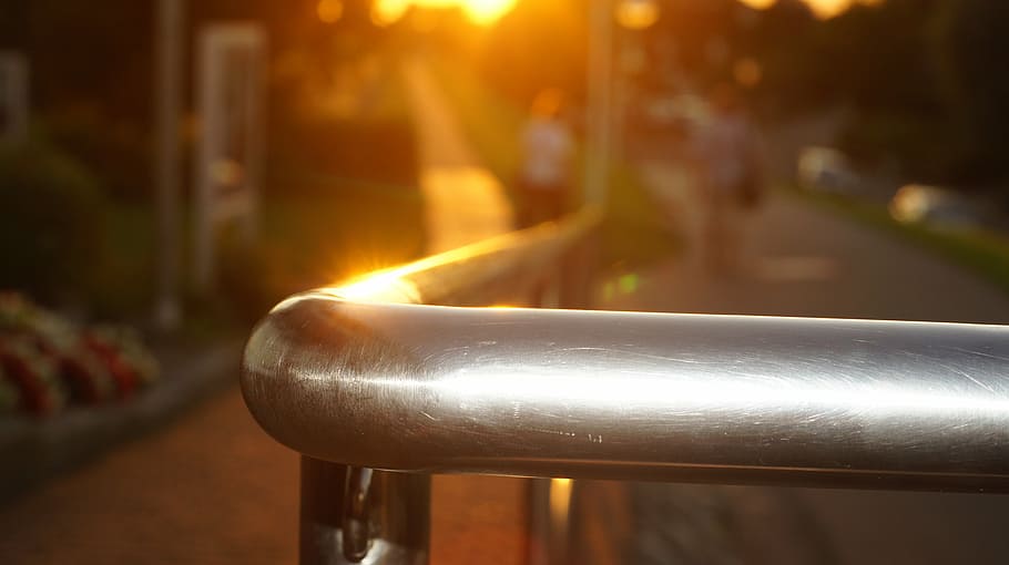 railing, evening sun, gloss, metal, sunlight, focus on foreground HD wallpaper