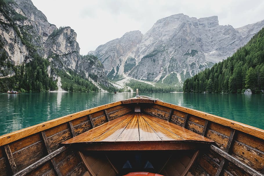 brown boat on body of water near mountains, trees, background HD wallpaper