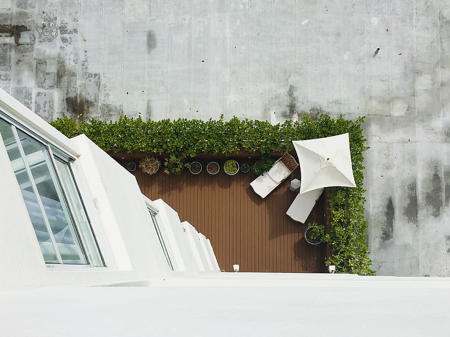high-angle photography of chaise lounge and umbrella at daytime, white patio umbrella HD wallpaper