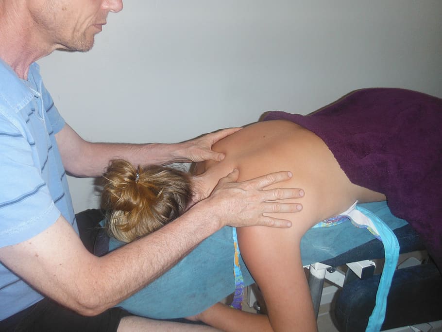 man massaging woman lying on bed, massage, neck, spa, therapy HD wallpaper