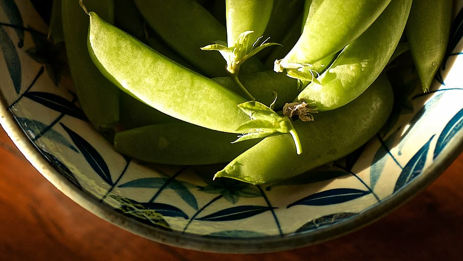 peas, sunlight, shadow, vegetable, natural, pod, fruit, food and drink HD wallpaper